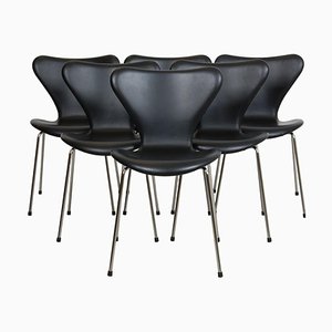 Sedie vintage in pelle nera di Arne Jacobsen per Fritz Hansen, set di 7