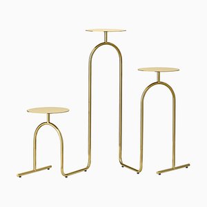 Mesa pedestal minimalista de oro