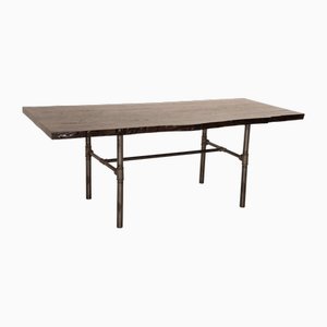 Tavolo da pranzo industriale in legno marrone scuro con struttura in metallo