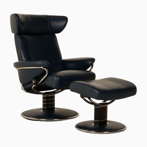 Butaca Jazz de cuero con taburete en azul oscuro de Stressless