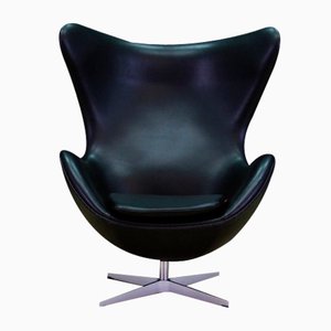 Sedia Egg in pelle nera di Arne Jacobsen per Fritz Hansen