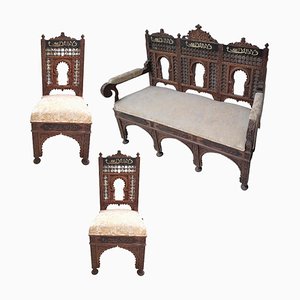 Geschnitzte Stühle aus Silon und Holz mit arabischer Inschrift, 3 . Set