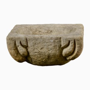 Mörserschale im Behälter aus handbearbeitetem Stein