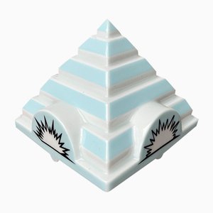 Cenicero apilable Philip Morris posmoderno de porcelana con tapa con punta piramidal de Frank Stella para Rosenthal, década de 2000