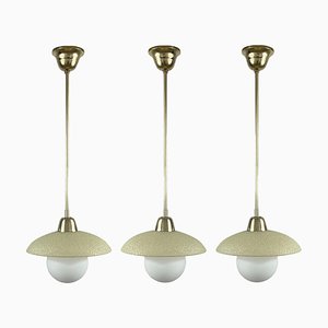 Lampade a sospensione in vetro e ottone color crema, Svezia, anni '50