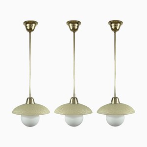 Lampes à Suspension en Verre Texturé Crème et en Laiton, Suède, 1950s