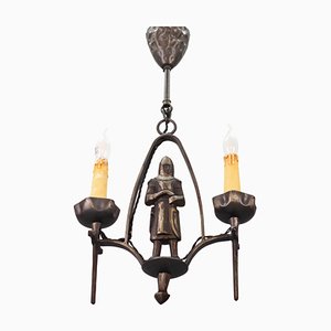 Lámpara de araña de estilo gótico renacentista de hierro forjado con caballero, años 50