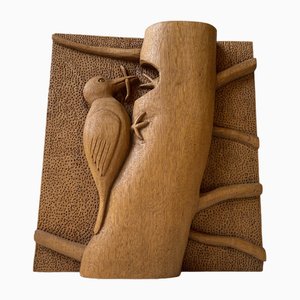 Arte popular sueco tallado en madera de cerezo de polluelo que come pájaros en el tronco, años 70