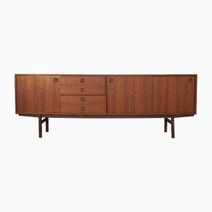 Credenza in noce con ante scorrevoli di Peter Hvidt, anni '60