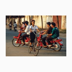 José Nicolas, Junges Mädchen mit Fahrrad, 1992, Fotodruck