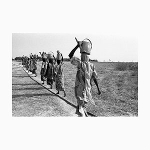 José Nicolas, Water Carriers, N'Djamena, Tschad, 1984, Silbergelatine-Druck