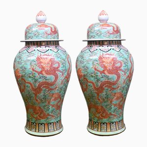 Frascos chinos Famille Noire Dragon Temple de porcelana. Juego de 2