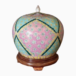 Maceta de jengibre con cubierta floral de porcelana con soporte de madera, China, siglo XX