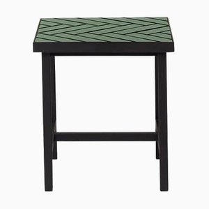 Mesa auxiliar de azulejos en espiga con azulejos verde bosque y acero negro suave de Warm Nordic