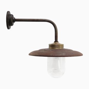 Applique vintage industriale in ferro ruggine e ottone con lampadina in vetro trasparente a righe