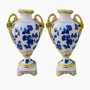Jarrones bávaros con forma de ánfora de porcelana blanca y dorada con adornos florales azules hechos a mano y tiradores dorados con forma de cuello de cisne, juego de 2