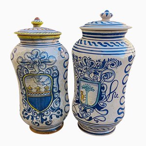 Jarrones de farmacia Deruta Albarelli de cerámica blanca con pinturas azules, años 50. Juego de 2