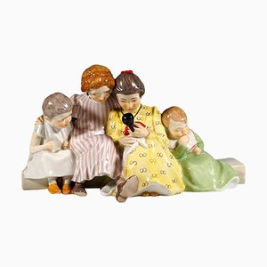 Jugendstil Figurengruppe Kinder mit Puppe von Konrad Hentschel für Meissen, 1988