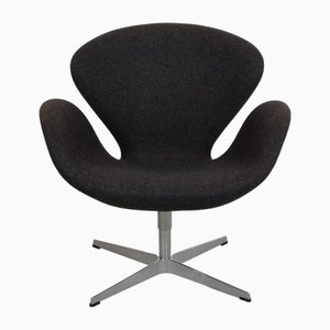 Silla Swan de tela de lana gris oscuro de Arne Jacobsen, 2012