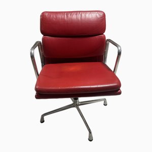 Silla de escritorio giratoria Ea208 de cuero rojo de Charles & Ray Eames, años 60