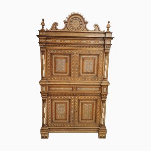 Buffet vintage con intarsi nello stile dell'Alhambra