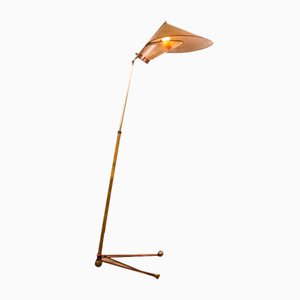 Lámpara de pie cónica italiana de latón atribuida a Stilnovo, años 50