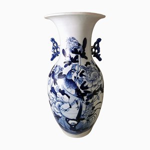 Jarrón chino de porcelana con decoración floral en azul cobalto, 1888