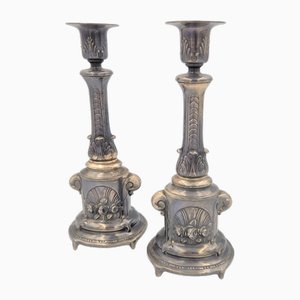 Due candelieri placcati in argento. 1880, set di 2