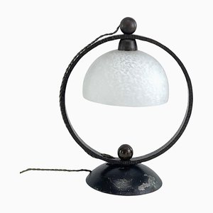Lámpara de mesa Art Déco de hierro forjado atribuida a Schneider, años 30