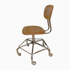 Silla de escritorio giratoria de altura ajustable con estructura de cromo y asiento de cuero sintético marrón, años 60