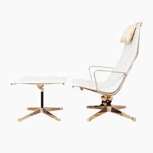 Poltrona EA124 girevole e poggiapiedi EA125 di Charles & Ray Eames per Herman Miller, anni '70, set di 2