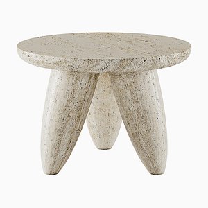 Tavolino a tre gambe Lunarys in pietra di travertino con pori naturali di HOMMÉS Studio