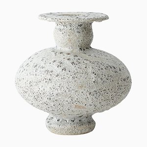 Vaso Calcipid in gres e granito di Raquel Vidal e Pedro Paz