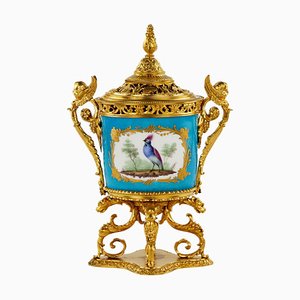 Caja de aromas de bronce dorado con incrustación de porcelana estilo Sevres, de fines del siglo XIX