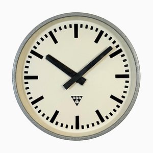Reloj de pared de fábrica industrial gris de Pragotron, años 60