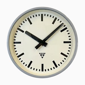 Horloge Murale d'Usine Industrielle Gris Clair de Pragotron, 1960s