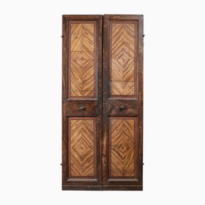 Tür aus Holzimitat mit Verschluss und Lackverzierungen