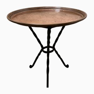 Tavolino antico con gambe in ferro battuto e ripiano in rame