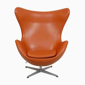 Sedia Egg in pelle color cognac originale di Arne Jacobsen, inizio XXI secolo