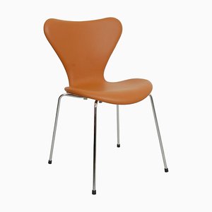 Sedia nr. 3107 della serie Seven in pelle marrone di Arne Jacobsen per Fritz Hansen, inizio XXI secolo