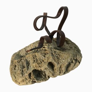 Ariel Elizondo Lizarraga, Au sommet, 2023, Escultura en acero y piedra