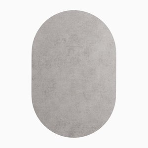 Alfombra Tapis ovalada en gris plateado # 04 moderna con forma ovalada mínima hecha a mano de TAPIS Studio