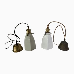 Lampada da soffitto piccola vintage a forma di campana con accessori in ottone e ceramica smaltata bianca, anni '40