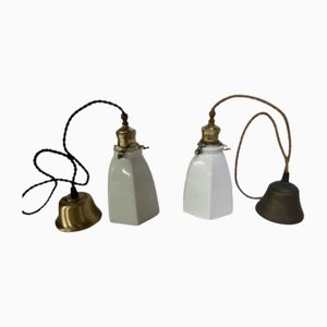 Lámpara de techo vintage pequeña en forma de campana con cerámica esmaltada en blanco y accesorios de latón, años 40