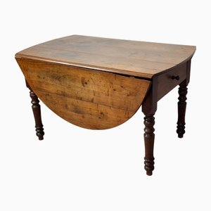 Brauner ovaler Tisch aus Nussholz