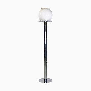 Lámpara de pie italiana moderna de acero cromado y vidrio opalino, 1970