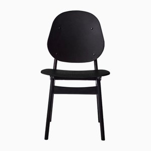 Chaise Noble en Hêtre Laqué Noir par Warm Nordic