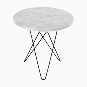 Mesa Mini O alta de mármol de Carrara blanco y acero negro de OxDenmarq