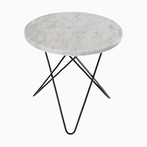 Mesa Mini O de mármol de Carrara blanco y acero negro de OxDenmarq