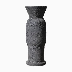 Schwarze Vase aus Sandstein von Moïo Studio